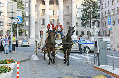 Classics at the Town Hall 2016: Baroque-style carriage in streets of Minsk