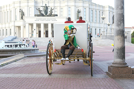 Classics at the Town Hall 2016: Baroque-style carriage in streets of Minsk