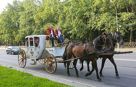 Classics at the Town Hall 2016: Baroque-style carriage in streets of Minsk