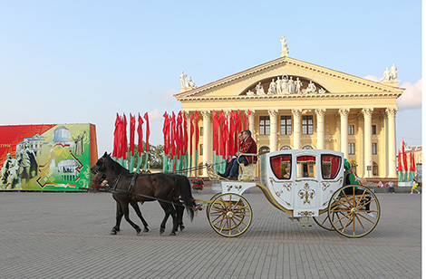 Classics at the Town Hall 2016: Baroque-style carriage in streets of Minsk