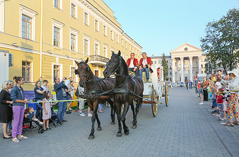 Classics at the Town Hall 2016: Baroque-style carriage in streets of Minsk