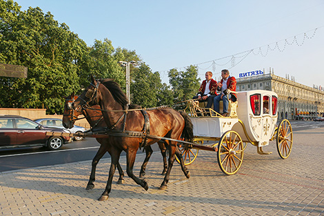 Classics at the Town Hall 2016: Baroque-style carriage in streets of Minsk