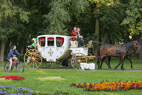 Classics at the Town Hall 2016: Baroque-style carriage in streets of Minsk