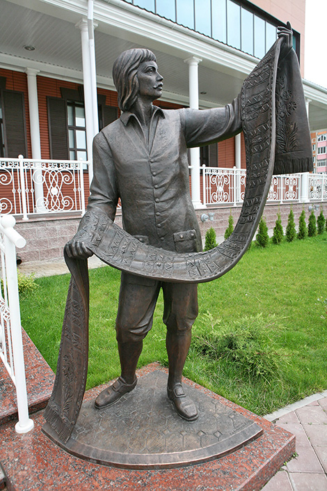 Weaver’s sculpture