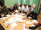 На избирательных участках Гомеля идет подсчет бюллетеней
