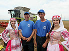 Combine harvester crew, first in Gomel Oblast to harvest 1,000 tonnes of grain