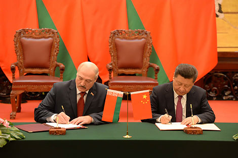 Аляксандр Лукашэнка і Сі Цзіньпін падпісалі сумесную дэкларацыю аб устанаўленні адносін давернага ўсебаковага стратэгічнага партнёрства і ўзаемавыгаднага супрацоўніцтва