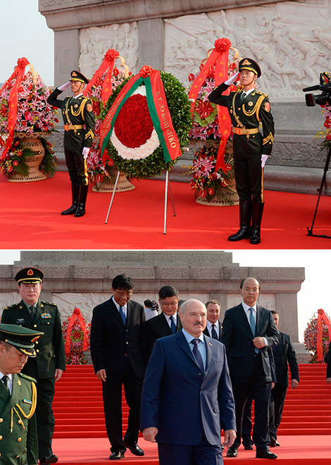 Аляксандр Лукашэнка ў час цырымоніі ўскладання вянка да Помніка народным героям на плошчы Цяньаньмэнь