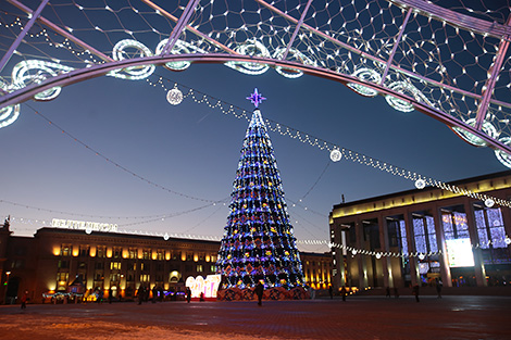 Belarus’ main New Year tree is ablaze with Christmas lights