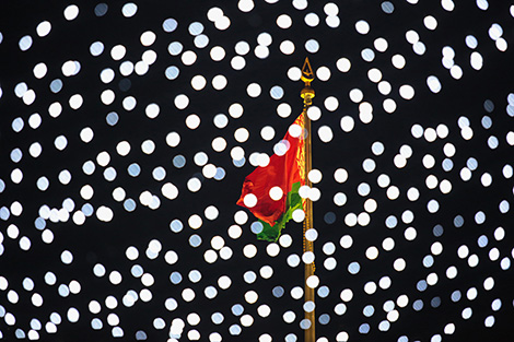 Новогодняя иллюминация на площади Государственного флага