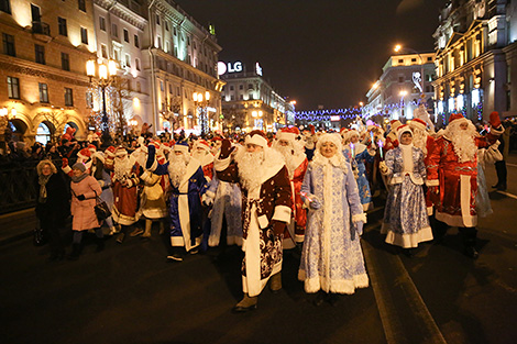Святочнае шэсце Дзядоў Марозаў і Снягурачак у Мінску