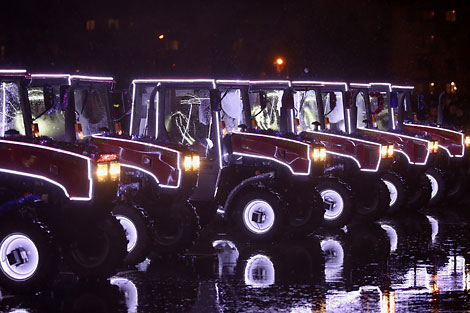 Stunning MTZ tractor dance show