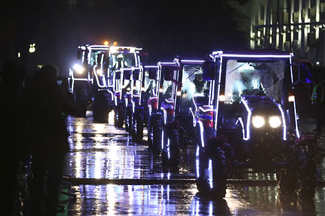 Belarus tractors put on a stunning dance show near a Christmas tree
