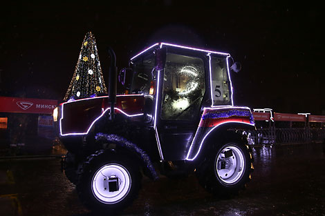 Belarus tractors put on a stunning dance show near a Christmas tree