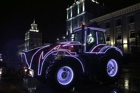 Belarus tractors put on a stunning dance show near a Christmas tree