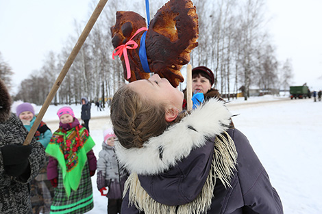 A Pull the Kolyada Up the Oak rite