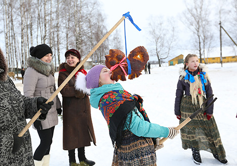 A Pull the Kolyada Up the Oak rite