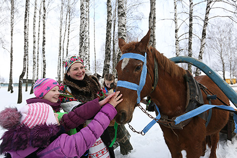 A Pull the Kolyada Up the Oak rite