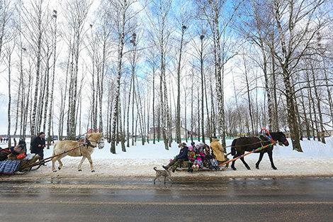 A Pull the Kolyada Up the Oak rite