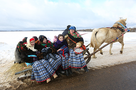 A Pull the Kolyada Up the Oak rite