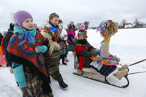 A Pull the Kolyada Up the Oak rite