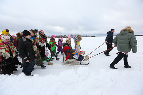 A Pull the Kolyada Up the Oak rite