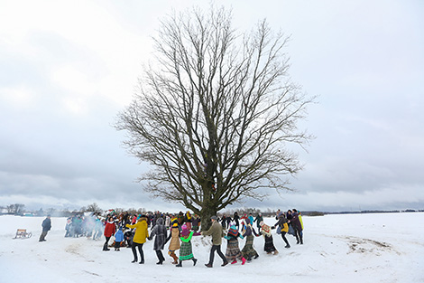 A Pull the Kolyada Up the Oak rite