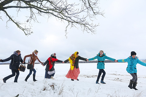 A Pull the Kolyada Up the Oak rite