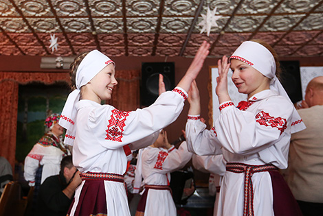 A Pull the Kolyada Up the Oak rite