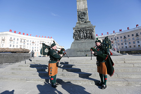 British pipers perform in Victory Square in Minsk