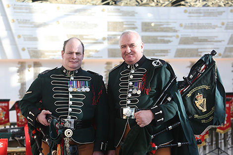 British pipers perform together with the Belarusian army orchestra in Minsk 