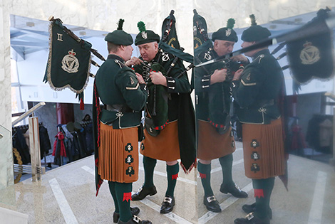 British pipers perform together with the Belarusian army orchestra in Minsk 