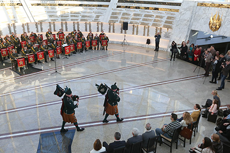 British pipers perform together with the Belarusian army orchestra in Minsk 
