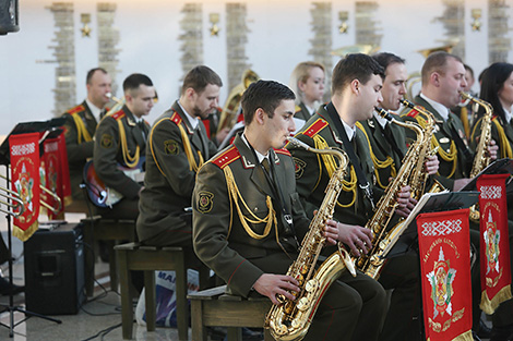 British pipers perform together with the Belarusian army orchestra in Minsk 