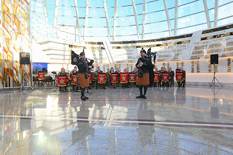 British pipers perform together with the Belarusian army orchestra in Minsk 