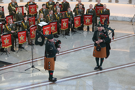 British pipers perform together with the Belarusian army orchestra in Minsk 