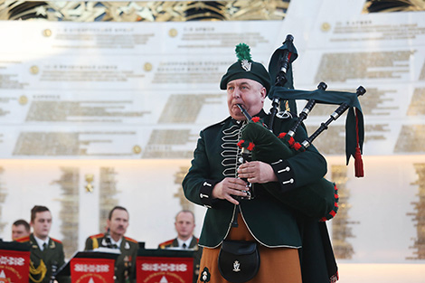 British pipers perform together with the Belarusian army orchestra in Minsk 