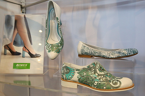 Выставка одежды и обуви предприятий 