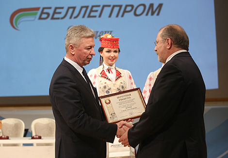 Chairman of Bellegprom Concern Nikolai Yefimchik presents an honorary certificate to Director General of OAO Lenta Sergei Petrov