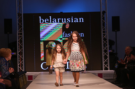 Kids clothes fashion show by Komintern 