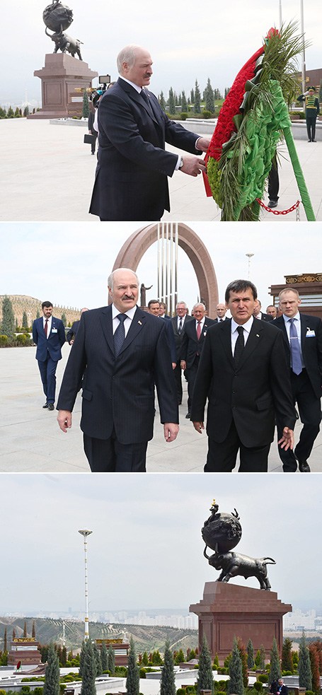 Lukashenko lays flowers at Eternal Glory Monument in Ashgabat