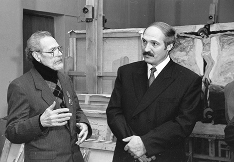Belarus President Alexander Lukashenko in the art workshop of Mikhail Savitsky