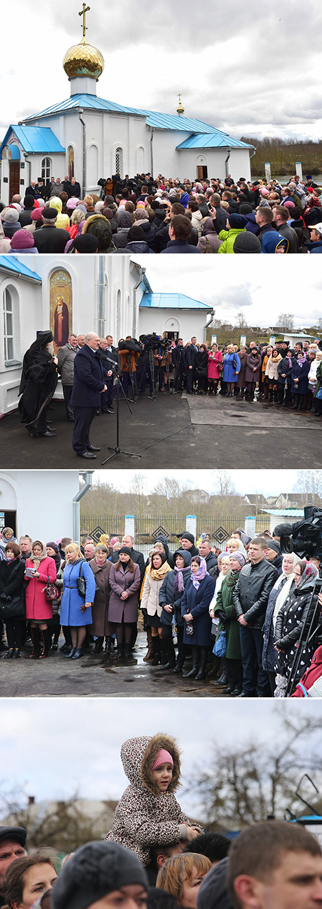 Alexander Lukashenko lights the candle in the Holy Transfiguration Church on Easter 