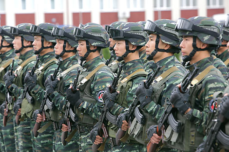 白中两国特种兵举行联合反恐演习