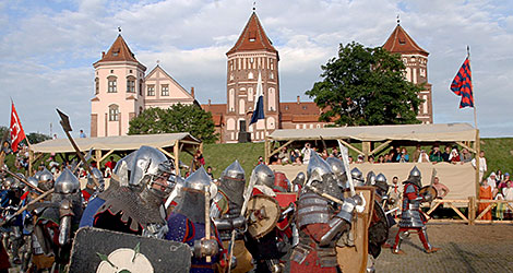 Reconstruction of a medieval battle near Mir Castle