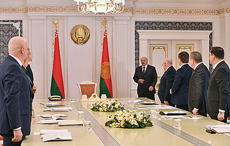 Lukashenko holds session to discuss provision, use of foreign gratuitous aid