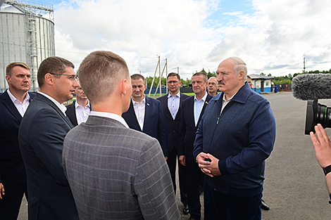Lukashenko explains reasons for his visit to Myadel District