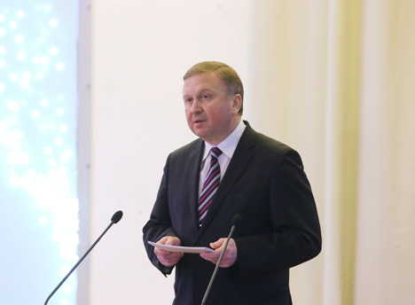 Kobyakov presents awards to distinguished people of Belarus