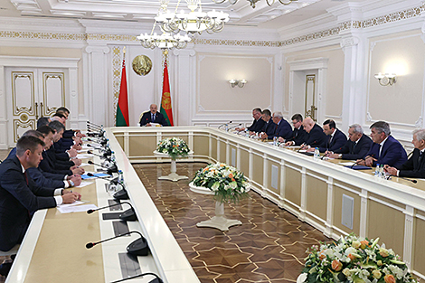 Lukashenko hosts government session on microelectronics development