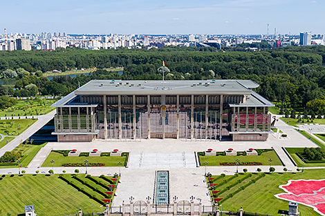 Lukashenko meets with government officials to discuss social and political situation